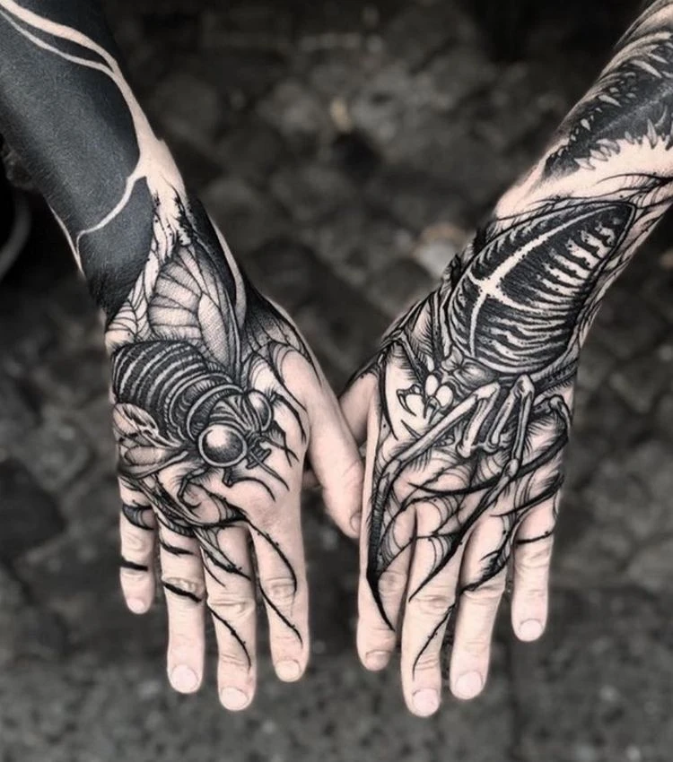 trendy tattoo design mit insekten