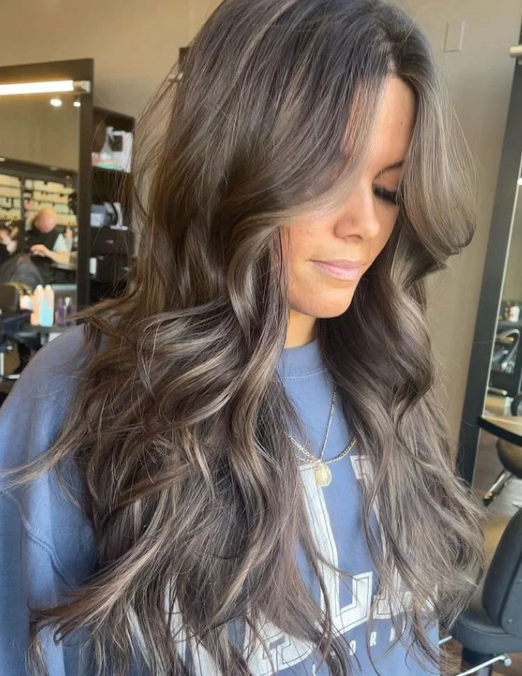 Beachy Waves mit Curtain Bangs für den Sommer