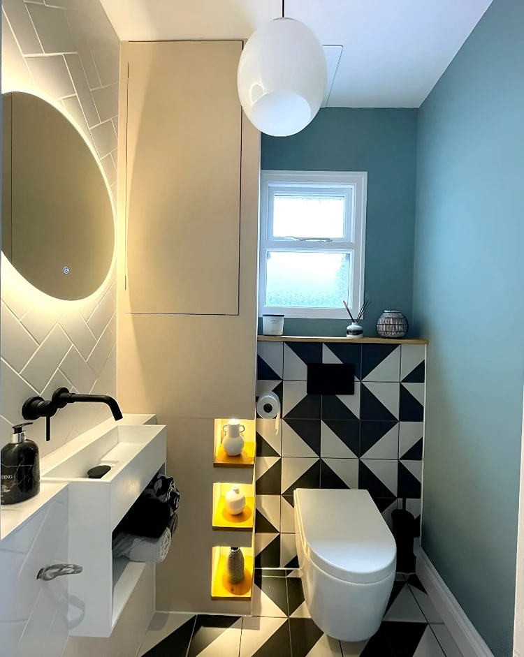 Boiler verstecken im Bad hinter einer Trockwand mit Türt