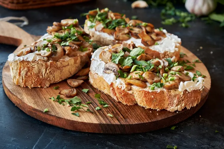 bruschetta variante mit frischkäse und pilzen