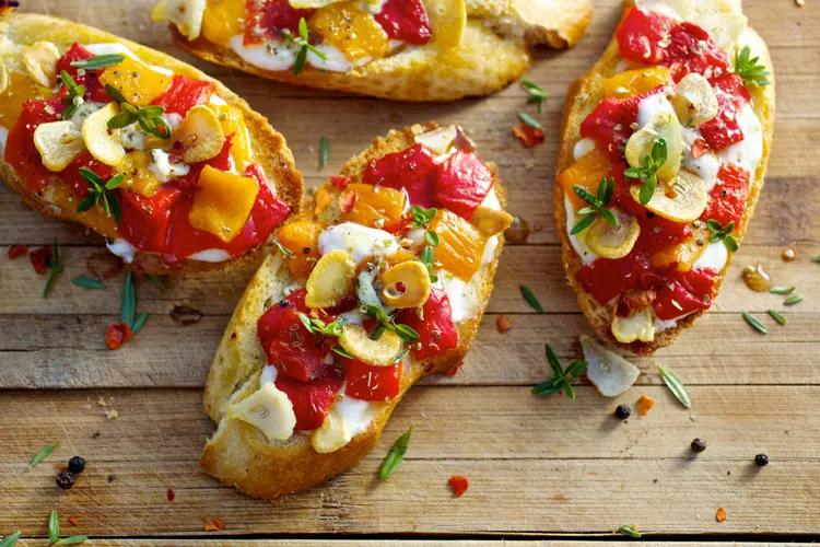 bruschetta variante mit ziegenkäse und gerösteten paprikaschoten