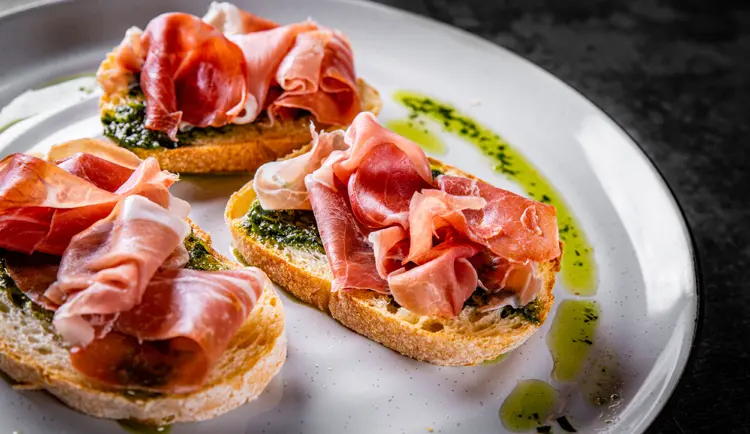 bruschetta variation mit prosciutto und pesto