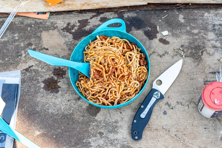 camping rezepte für den gaskocher spaghetti bolognese mit rinderhack und tomaten