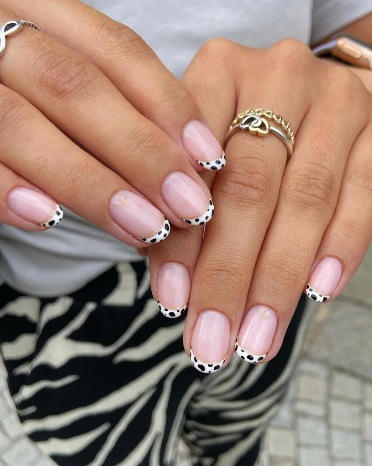 coole french nails mit bunten spitzen und dalmatiner motiv