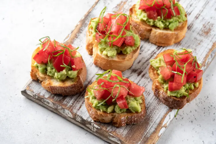 crostini mit avocado tomaten und basilikum