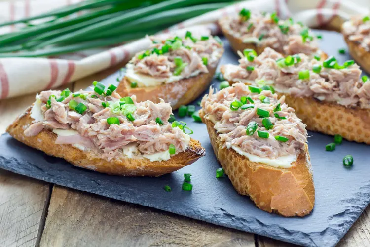 crostini mit thunfisch und schnittlauch