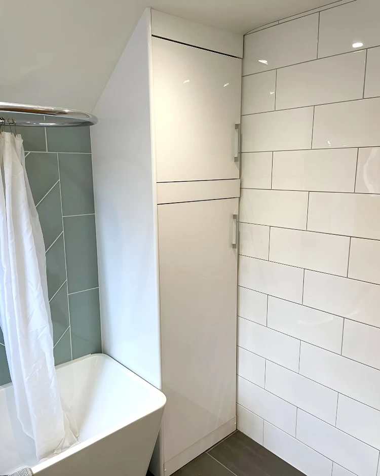 Dachschräge clever nutzen mit einem hohen Einbauschrank