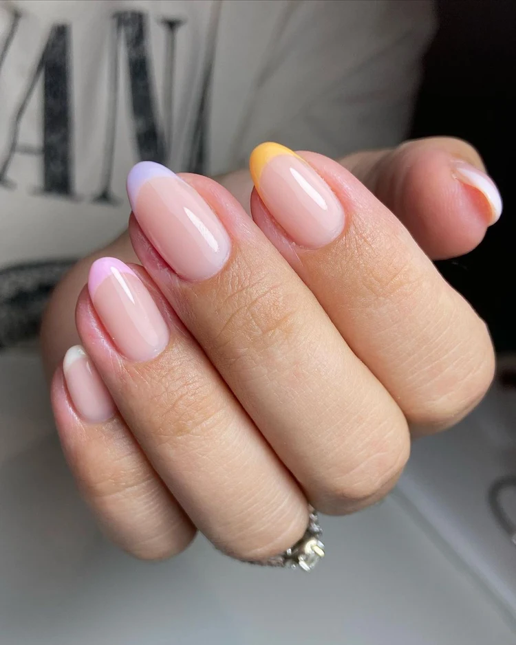 farbige french nails mit bunten spitzen in pastell