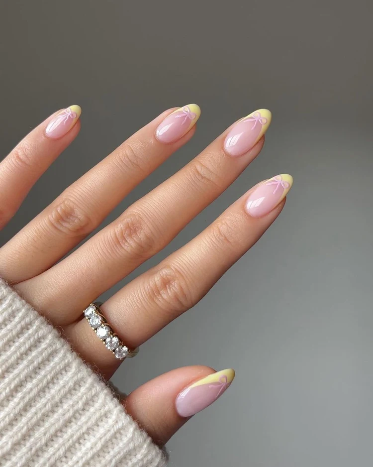 french nails mit bunten spitzen in gelb mit schleife