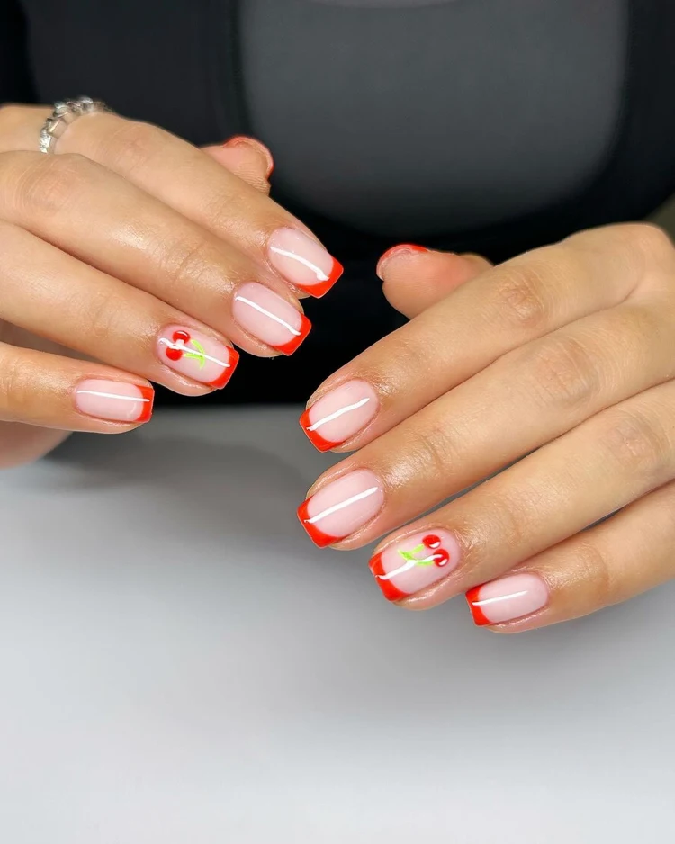 french nails mit roten spitzen und kirschen für den sommer