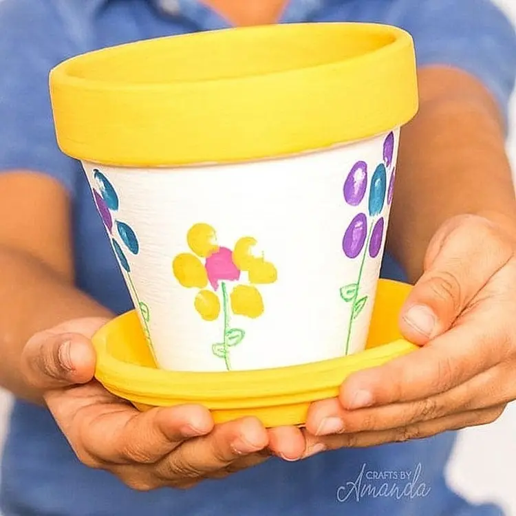 Geschenke mit Fingerabdrücken - Mit Blumenmotiven den Blumentopf bemalen mit Kindern