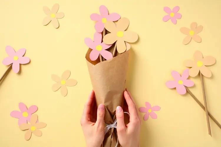 geschenkideen zum basteln zum muttertag mit kindern kleiner strauß aus papierblumen