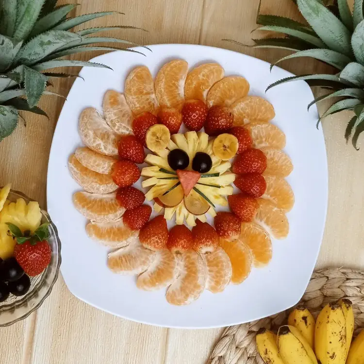 Löwe Obstplatte einfach anrichten für Kinder im Kindergarten