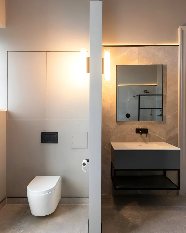 Minimalistisch gestalteter Stauraum für den Wasserboiler im Badezimmer hinter der Toilette