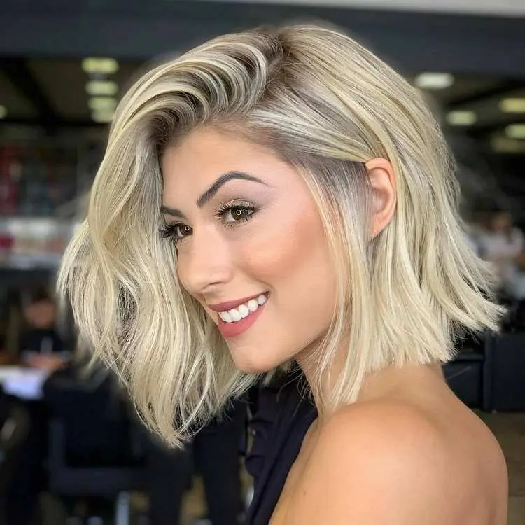 mittellange damenfrisuren blunt bob mit seitenscheitel