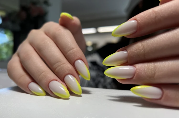 nageldesign für den sommer in neon french nails