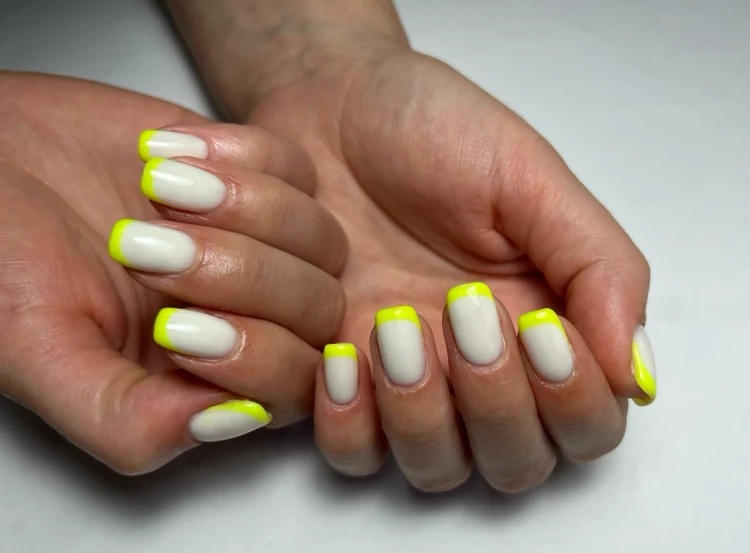 neon grüne nagelspitzen für sommerliches nageldesign