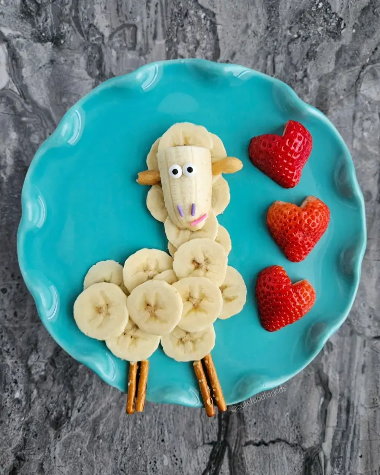 Obstplatte mit Banane dekorieren für Kindergeburtstag Schaf und Herzen.jfif