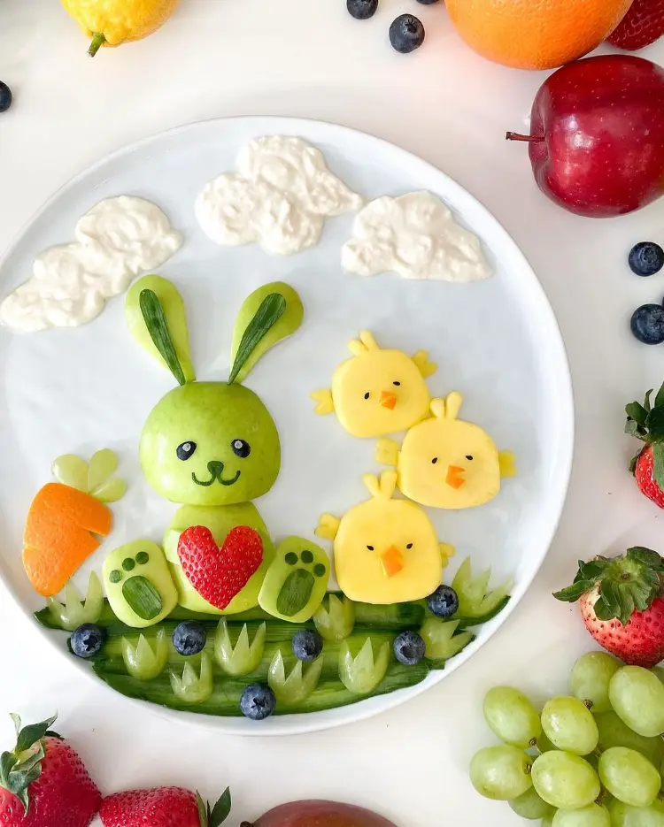 Obstteller mit Äpfeln und Banane und Erdbeeren