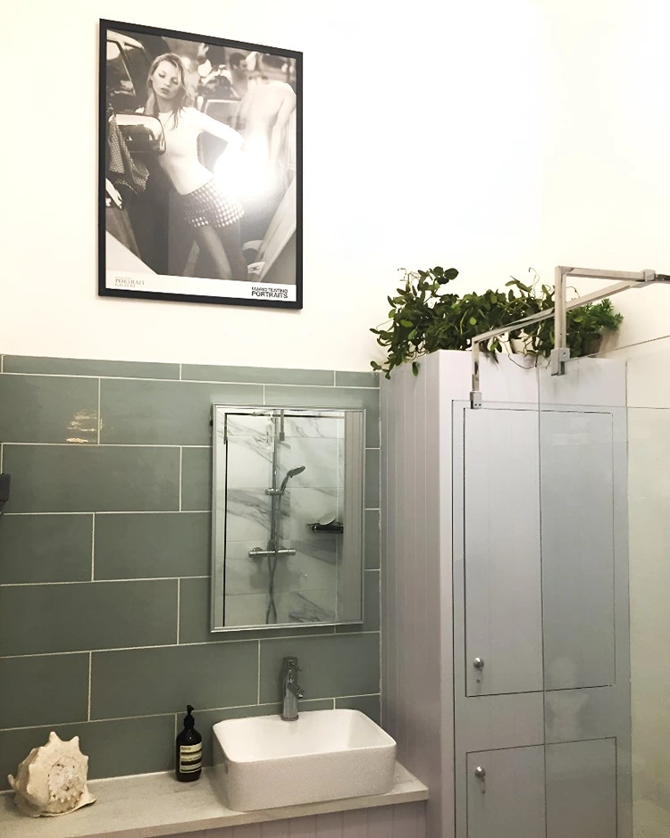 Praktischer Schrank neben dem Waschtisch mit Wasserboiler und Platz für Utensilien