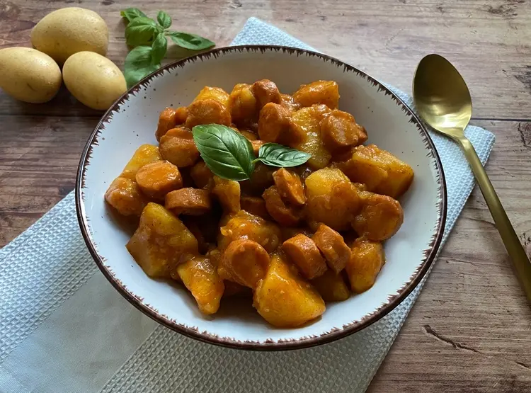 schnelles gulasch als gericht mit kartoffeln und wurst