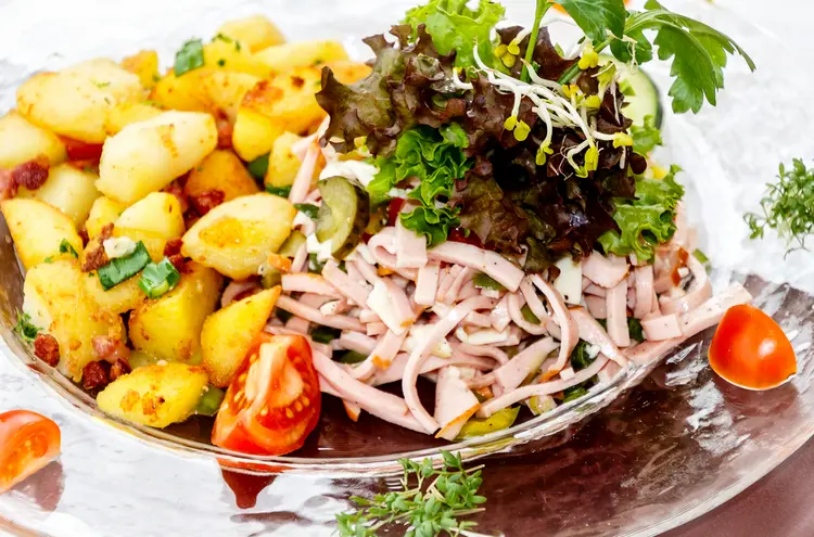 Schw-bischer-Wurstsalat-traditionell-zubereitet-So-wird-er-lecker-und-authentisch-