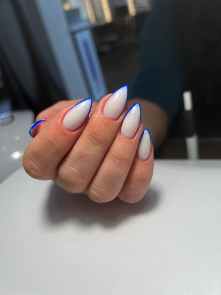 skinny french nails in blau mit milchiger basis