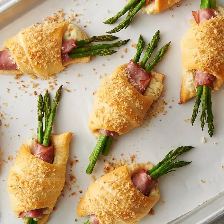 Asparagus in puff pastry with parmesan, ham and breadcrumbs