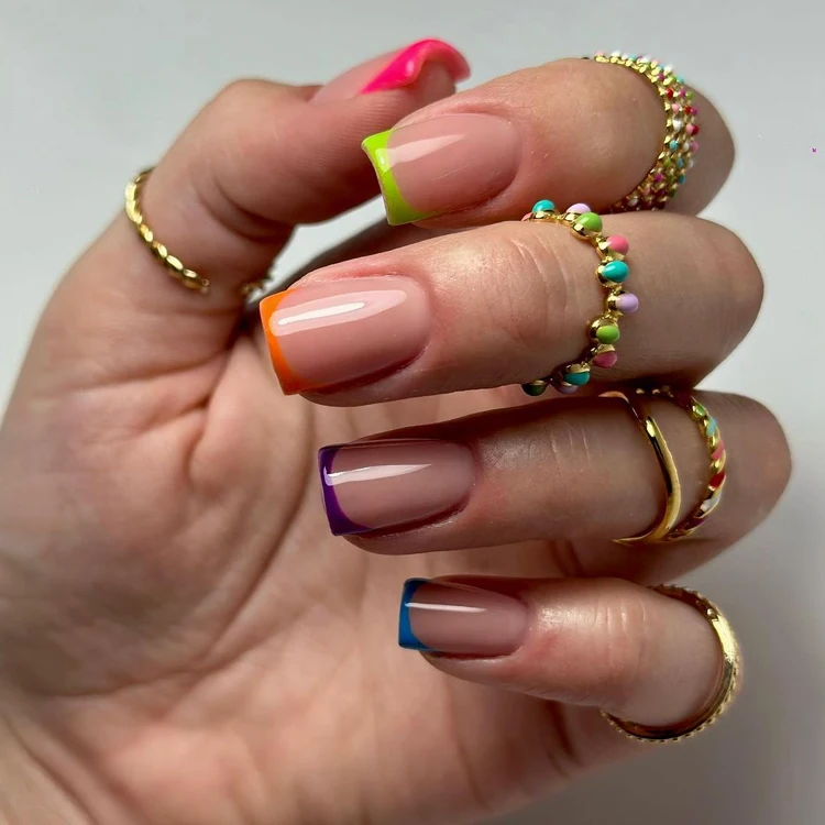 stimmungsvolle french nails mit bunten spitzen in verschiedenen farben