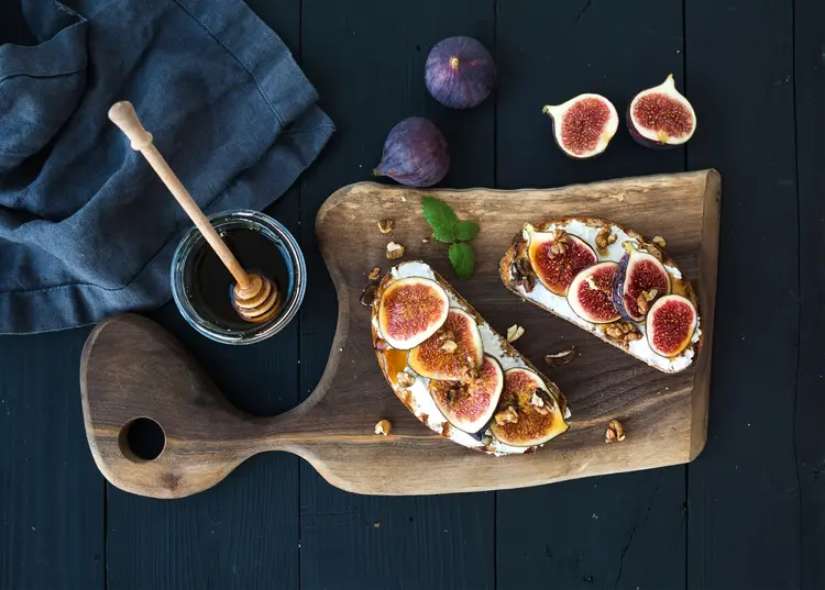 süße bruschetta mit ricotta, honig, erdnüssen und feigen