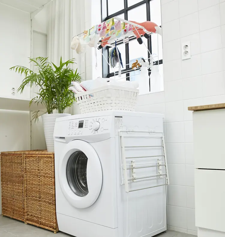 Trocknen Sie die Wäsche oberhalb des Haushaltsgeräts mit einem Wäscheständer