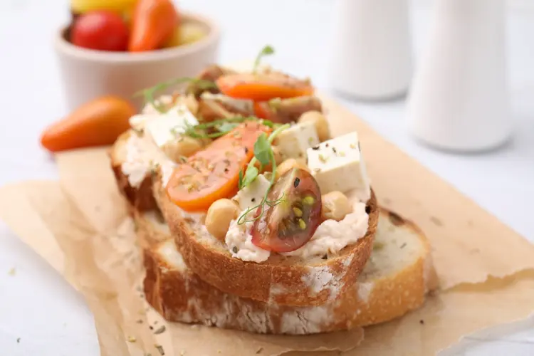 vegane bruschetta variante mit kicherebrsen, tofu und cherrytomaten