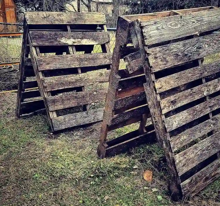 Two-sided climbing aid made of V-shaped Euro pallets