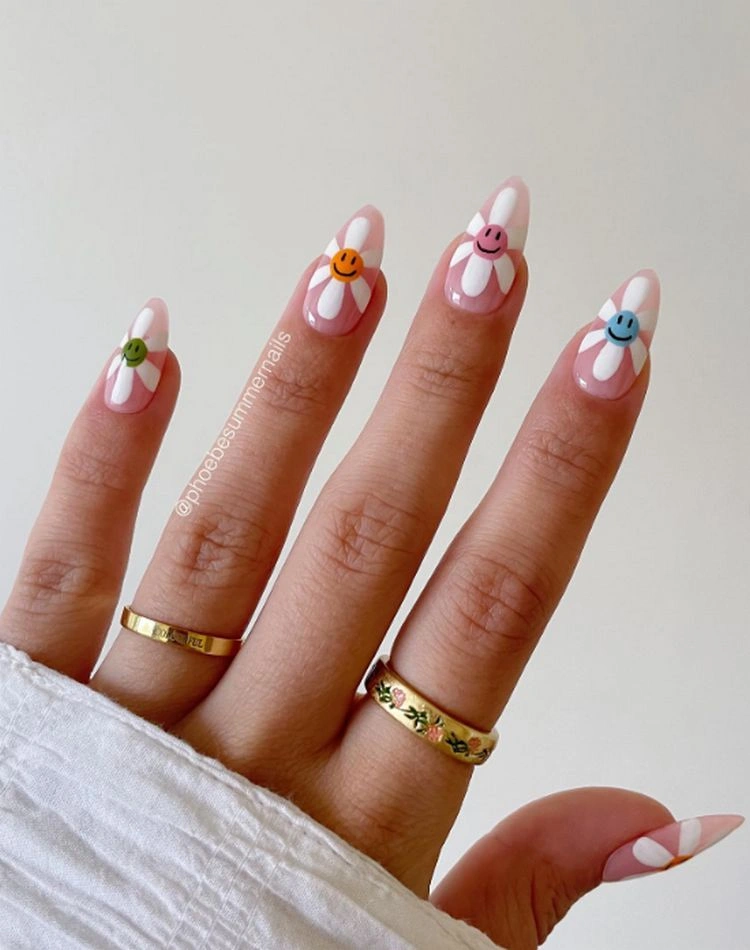 Auffällige Nagelkunst mit Blumen