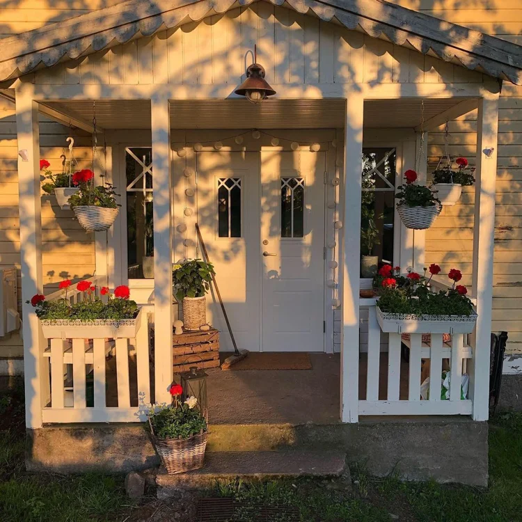 Deko mit Blumen vor der Haustür im Sommer