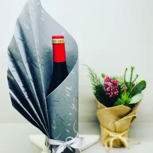 Flasche als Hochzeitsgeschenk verpacken - Elegante Idee mit Fächer an der Seite