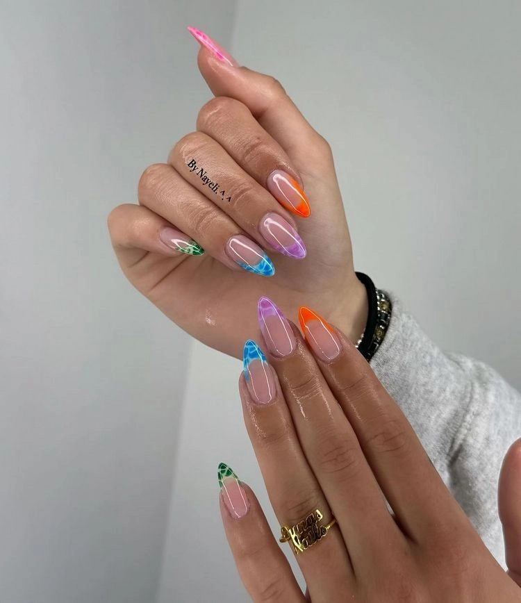 French Nails 2024 mit Neon-Farben