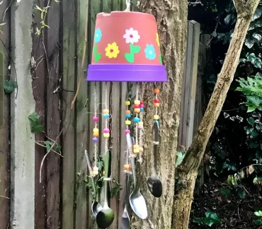 Gartendeko aus altem Besteck - kreatives Windspiel im Topf