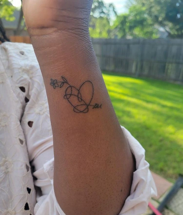 Handgelenk Tattoos für Frauen ab 50