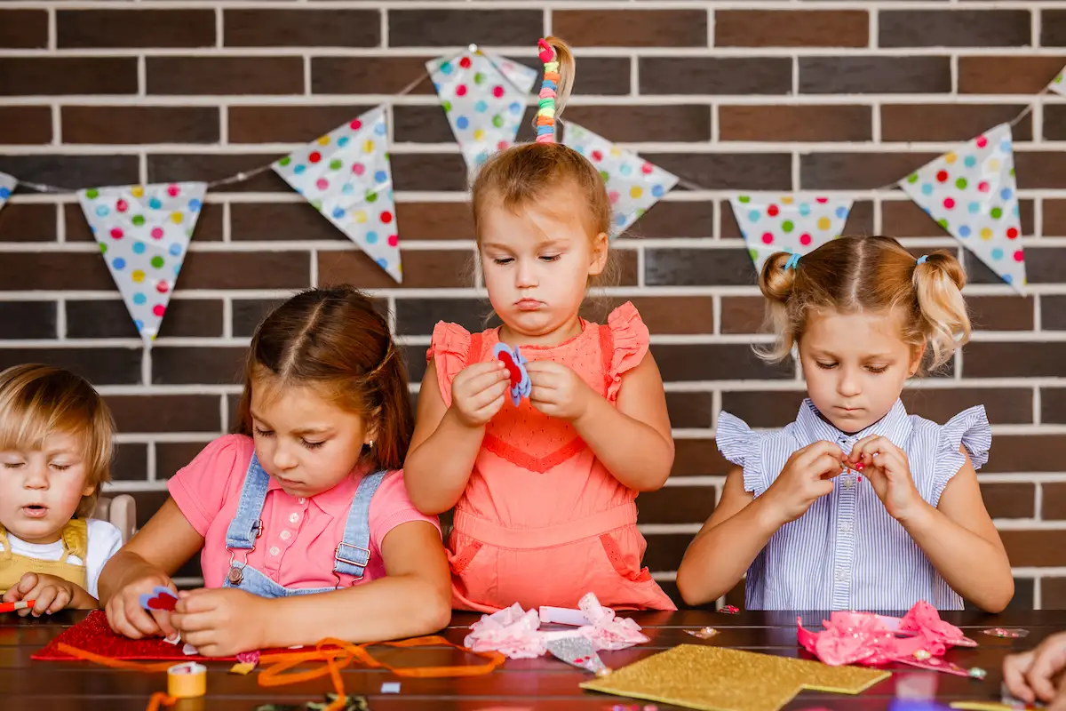 kinder basteln gerne im sommer
