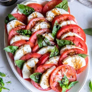 Klassischer Caprese Salat für Party in ovaler Platte