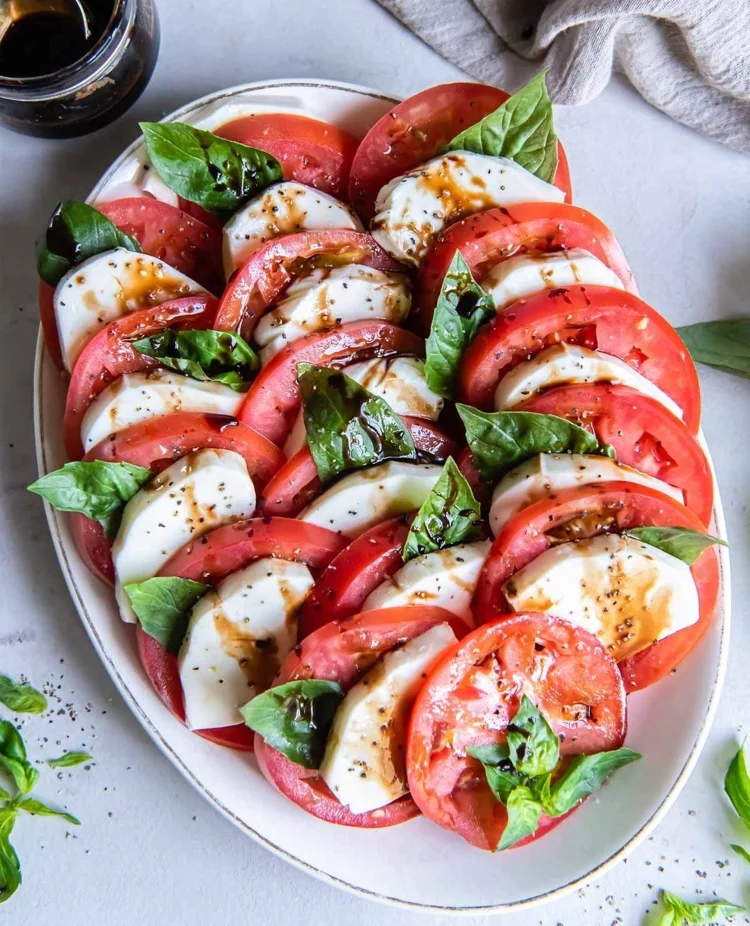 Klassischer Caprese Salat für Party in ovaler Platte
