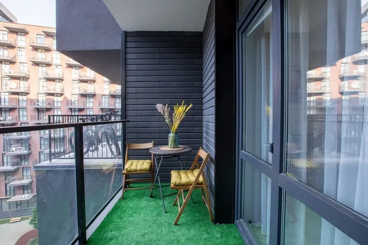 Kunstrasen für den Balkonboden schafft eine grüne Atmosphäre