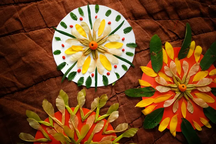 Mandalas basteln mit Kindern und Naturmaterialien im Sommer auf Papierkreisen