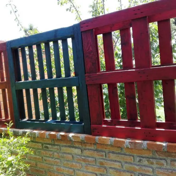 Mauer aus Klinkerstein und Holzsichtschutz in bunten Farben