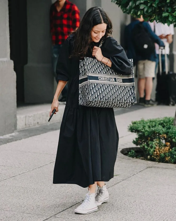 Maxi-Kleid und Converse fürs Büro