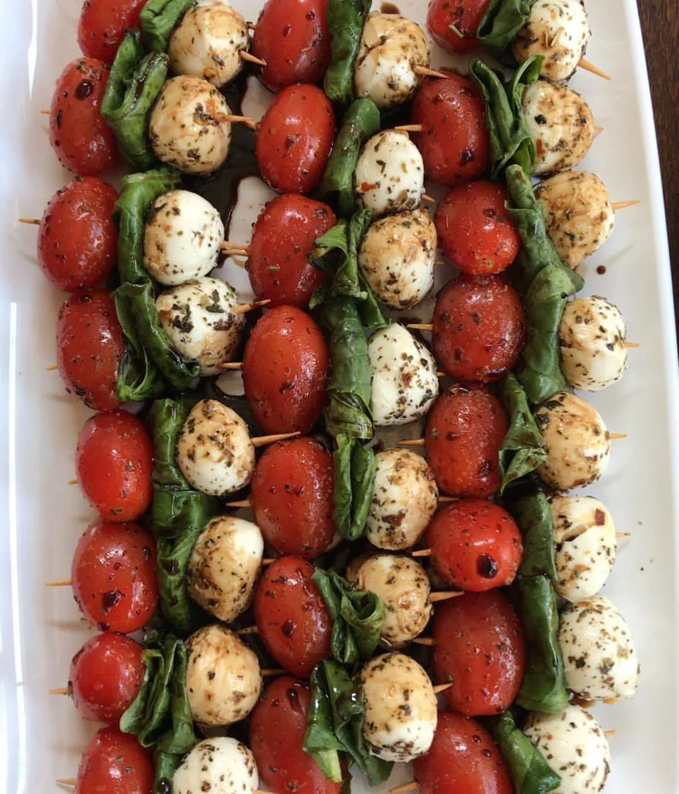 Mini Tomaten Mozzarella Zahnstocher Häppchen für Dinner Party anrichten