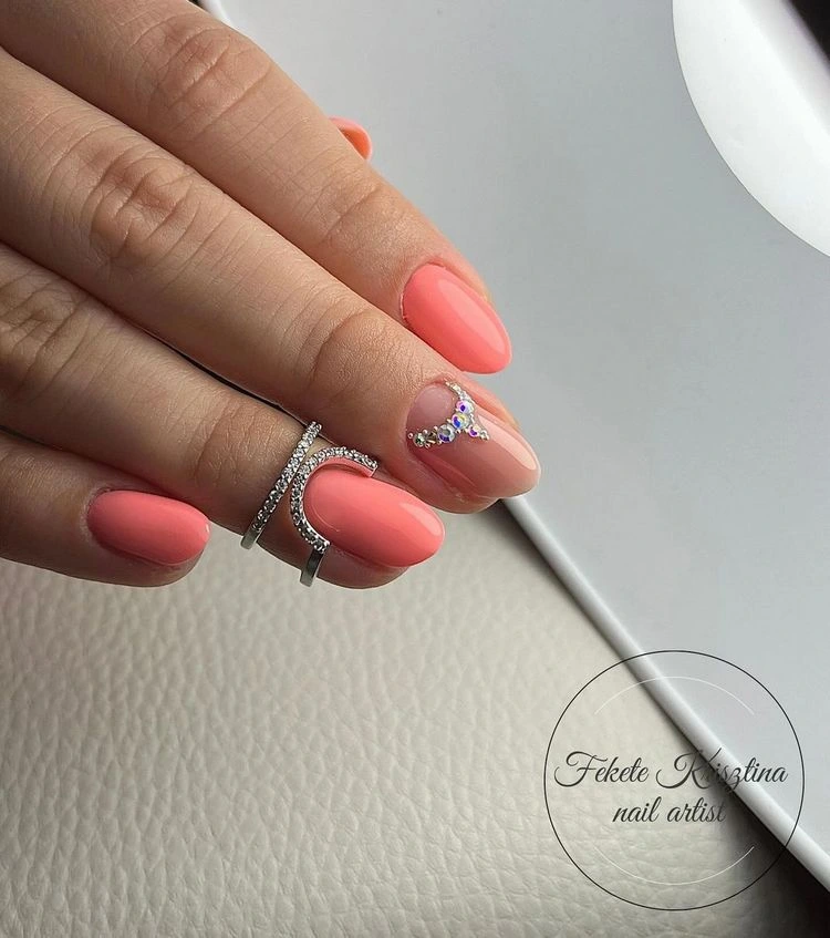 Moderne Peach Fuzz Nagellackfarbe