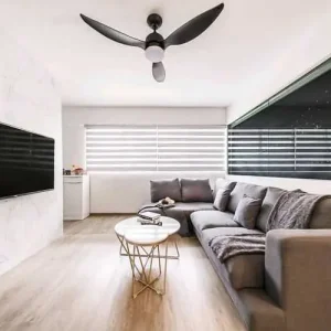Modernes, schmales Wohnzimmer einrichten mit Wandpaneelen in Naturstein-Optik und Panorama-Fenster
