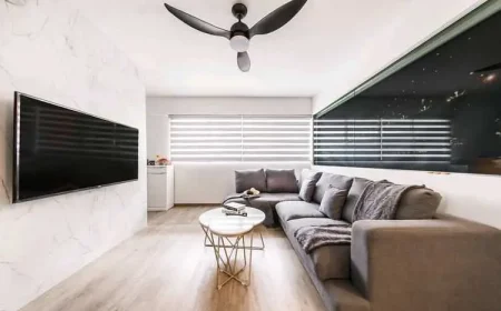Modernes, schmales Wohnzimmer einrichten mit Wandpaneelen in Naturstein-Optik und Panorama-Fenster
